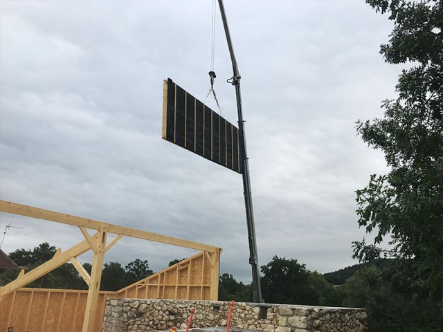 Montage des murs pour une maison bois à Pujols